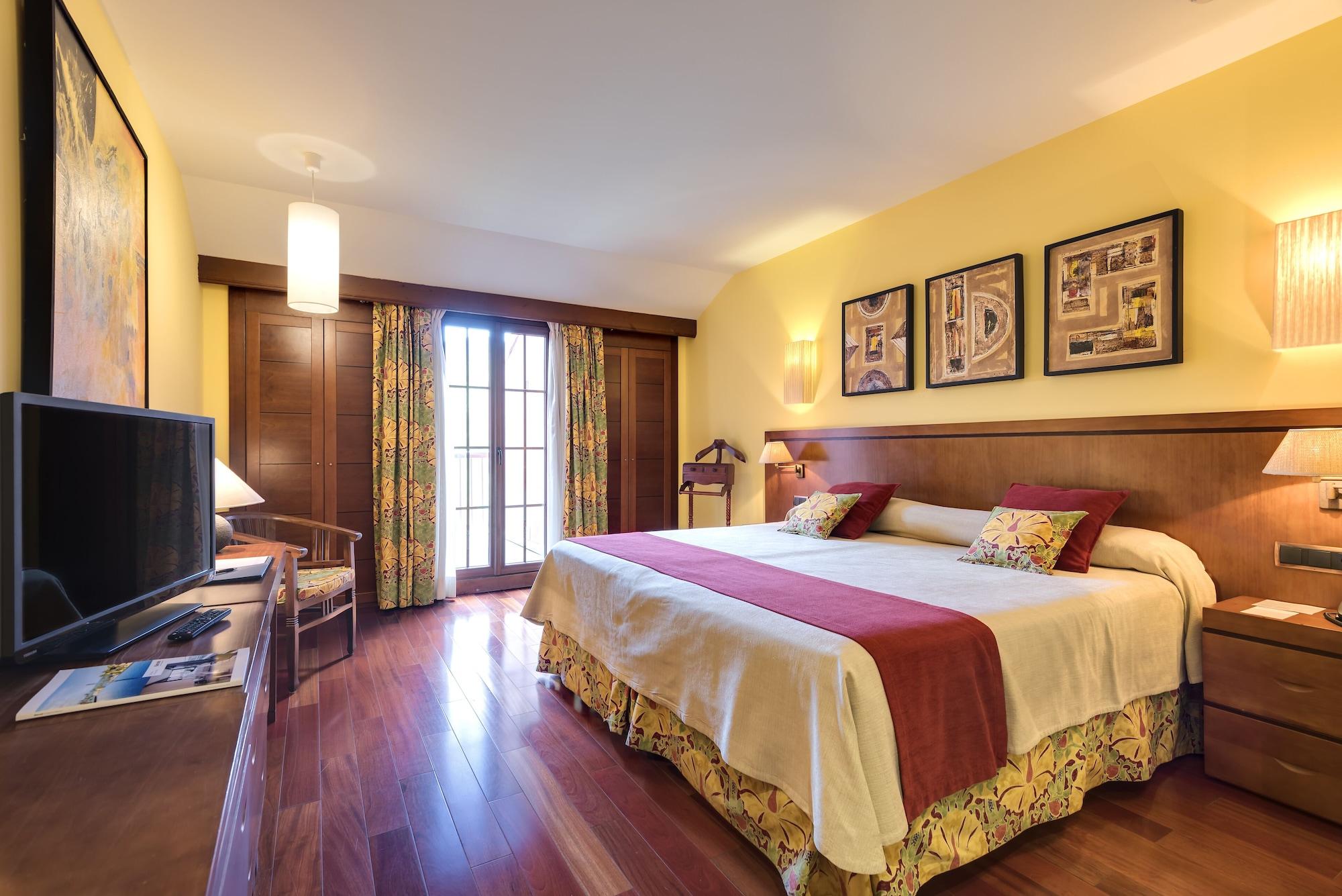 Hotel & Spa Monasterio De Больтанья Екстер'єр фото A room at the Hotel El Prado